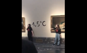 Dos activistas se pegan a 'La maja desnuda' y a 'La maja vestida' en el Museo del Prado