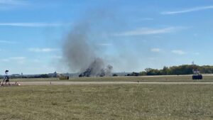Dos aviones chocan y se estrellan en un espectáculo aéreo de la Segunda Guerra Mundial en Texas
