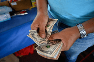 El dólar paralelo no tiene paz con la parroquia Santa Teresa en Caracas