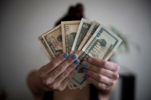 El precio oficial del dólar en Venezuela supera los 10 bolívares