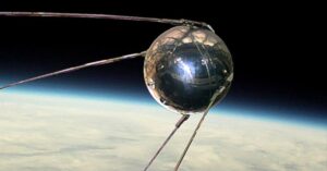 El primer satélite artificial inició la carrera espacial
