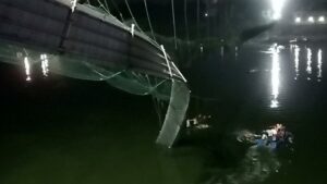 El puente que se derrumbó en la India y mató a 141 personas no tenía ningún certificado