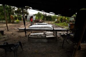 Familia de Carlos Arvelo que perdió su casa en incendio recibe ayuda para construir un nuevo hogar