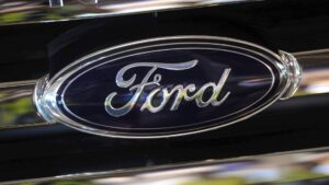Ford y Tesla llaman a revisión miles de autos por problemas de funcionamiento