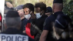 Francia rechaza tramitar el asilo a más de la mitad de los migrantes del 'Ocean Viking'