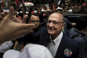 Geraldo Alckmin, de intentar arrebatarle la presidencia a Lula a ser su mano derecha