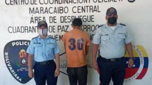 Golpeó salvajemente a su bebé recién nacido y le fracturó el fémur