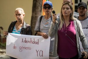 Grupo de venezolanos Lgbti cumplen más de 24 horas encadenados para exigir derecho