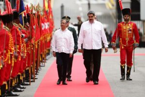 Gustavo Petro arriba a Venezuela a visita oficial