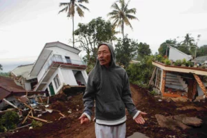 Hallan nuevos cadáveres bajo deslizamientos de tierra tras terremoto en Indonesia y la cifra de muertos sube