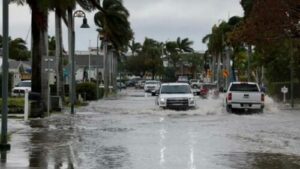 Inundaciones y daños materiales deja paso de "Nicole" por Florida