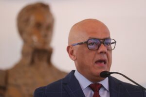 Jorge Rodríguez pide a Colombia entregar a Julio Borges: lo acusan de ser el “autor intelectual” del “magnicidio frustrado” contra Maduro