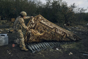 La lucha de Rusia y Ucrania por no quedarse sin municin de artillera