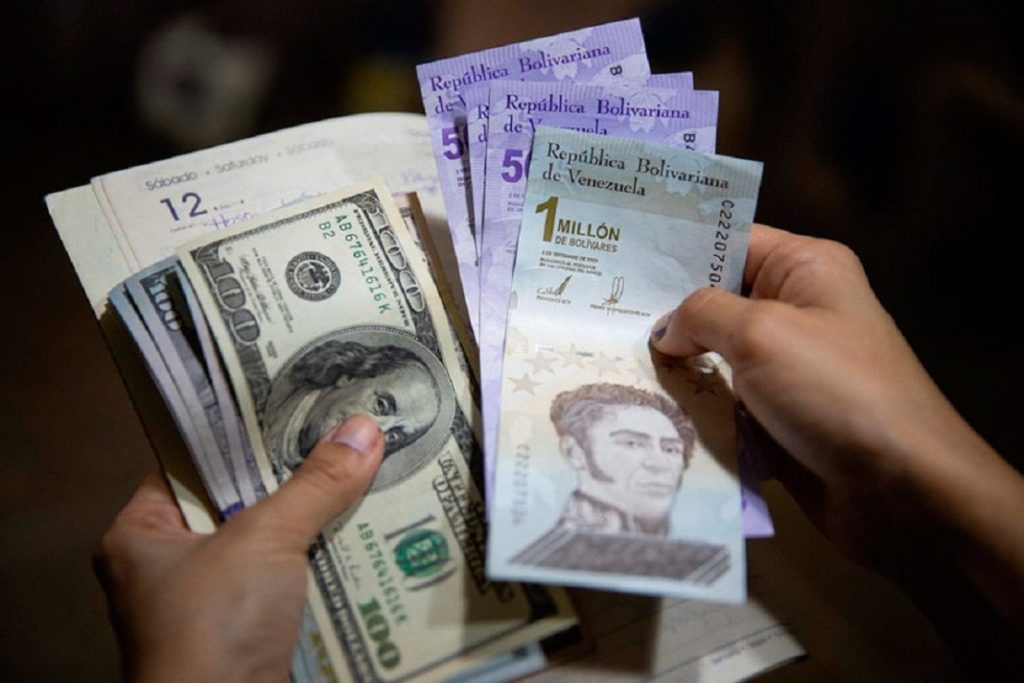 La moneda venezolana se devalúa 16% frente al dólar en un mes