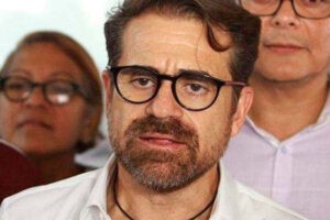 Lacava se echó a otro chavista como enemigo tras su video animado como superhéroe que incluyó al fallecido Chávez