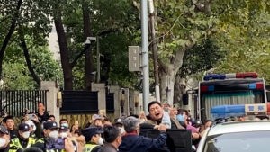 Las protestas estallan en toda China desafiando la poltica de Covid cero de Xi Jinping: "No a la dictadura, queremos democracia"