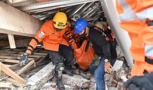 Los rescatistas buscan supervivientes entre los escombros mientras suben a 268 los muertos de Indonesia