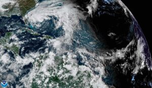 Los vientos de Nicole se fortalecen y es ya una "gran tormenta tropical"