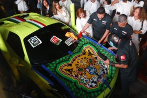 Lujosos Ferrari se convierten en obras de arte en Guadalajara
