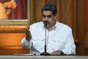 Maduro festeja las negociaciones en Mxico con la presentacin de la salsa 'superbigote'