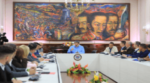 Maduro inicia proceso para transformar las leyes del Poder Popular