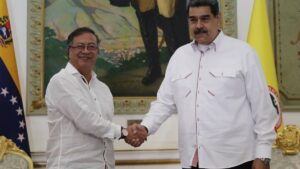 Maduro recibe a Petro en Caracas para dinamizar la relación bilateral