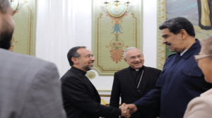 Maduro se reúne con el número 3 del Vaticano en Miraflores