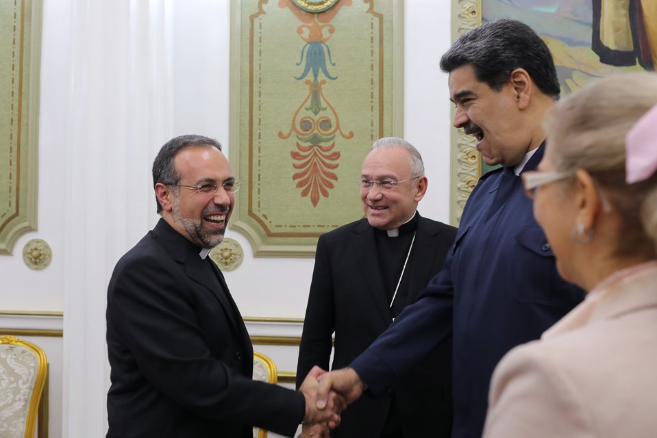 Maduro se reúne con un representante venezolano del Vaticano