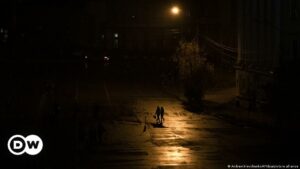 Más de 10 millones de ucranianos sin electricidad por recientes bombardeos rusos | El Mundo | DW