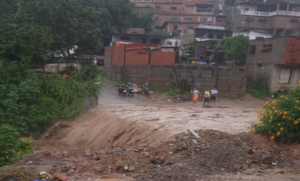 Más de 20 casas colapsaron por lluvias en carretera vieja Caracas – La Guaira (Videos)