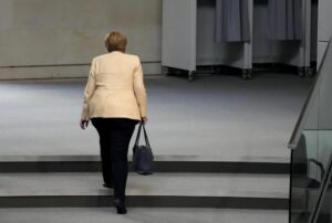 Merkel admite que vio venir la guerra en Ucrania y no pudo hacer nada porque para Putin era ya 'un pato cojo'