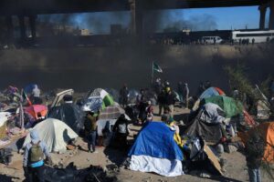 Migrantes venezolanos y autoridades se enfrentan en en frontera de México por desalojo
