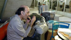 Muere en el aeropuerto el refugiado iraní que inspiró la película 'La Terminal' de Spielberg