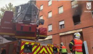 Muere un hombre y rescatan a 3 vecinos en el incendio de un edificio de Puente de Vallecas