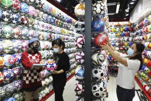 Mundial 2022 Qatar: Balones, camisetas, banderas y trofeos falsos: Yiwu, el gran bazar chino del Mundial