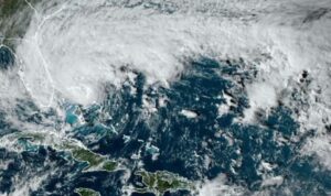 Nicole se convirtió en huracán al tocar tierra en isla de Gran Bahama