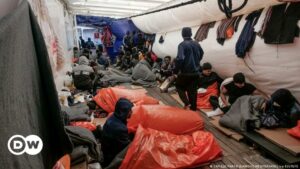 Nueve países europeos acogerán a migrantes del barco de rescate Ocean Viking | El Mundo | DW
