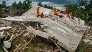 Numerosos niños entre los 252 muertos del terremoto de Indonesia