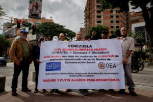 ONG y periodistas protestan por "cierre sistemático" de medios en Venezuela