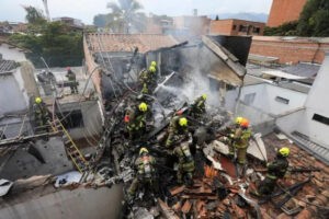 Ocho muertos al caer avioneta sobre una zona residencial (+Videos)
