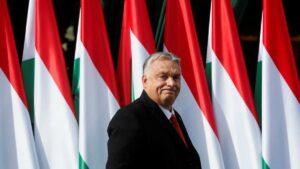 Orbán indigna a países vecinos por una bufanda con el mapa de la "Gran Hungría"
