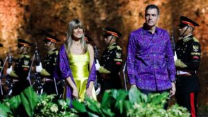 Pedro Sánchez y su esposa llegan a la cena de bienvenida del G20 en Bali.