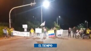 Personas bloquean vía Cali Candelaria para pedir conclusión de obras - Cali - Colombia