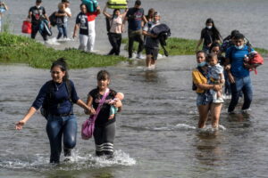 Piden a venezolanos que abandonen campamento a orilla del Río Bravo