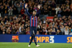 Piqué se despidió del Camp Nou con un sentido homenaje y el Barcelona líder provisional
