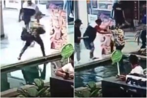 Por andar entretenida con el celular una mujer terminó cayendo en la fuente de un centro comercial (+Video)