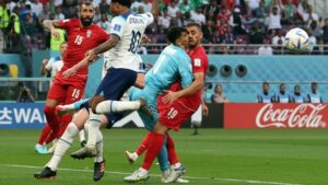 Portero iraní no seguirá jugando el Mundial, golpe con compañero le dejó conmoción cerebral