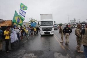 Presidente brasilero Jair Bolsonaro pide a camioneros que cesen su protesta