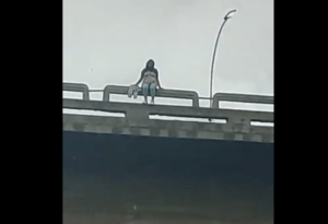Pretendía saltar desde el puente de Petare en frente de una multitud... pero fue rescatada a tiempo (VIDEO) LaPatilla.com