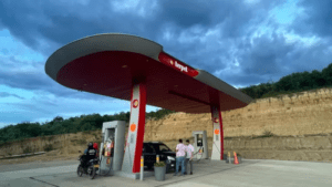Qué hay detrás del insólito auge de estaciones de gasolina en Cúcuta, la ciudad colombiana fronteriza con Venezuela